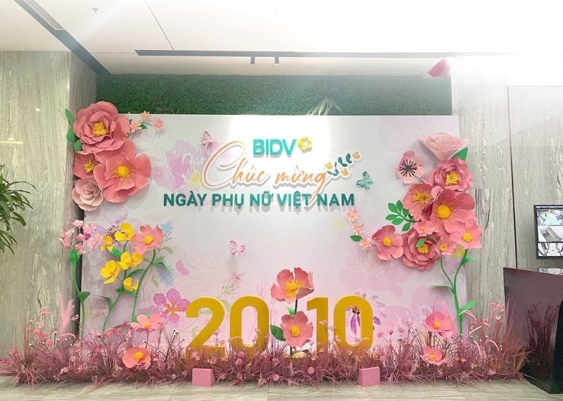 Backdrop 20/10 kết hợp hoa giấy