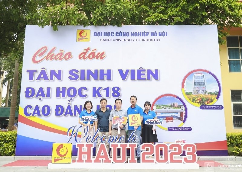 Backdrop ch&agrave;o mừng t&acirc;n sinh vi&ecirc;n trường cao đẳng C&ocirc;ng Nghiệp
