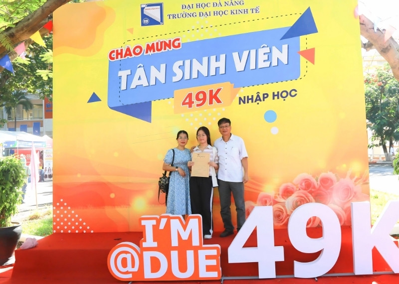 Backdrop ch&agrave;o mừng t&acirc;n sinh vi&ecirc;n trường Đại học Kinh Tế