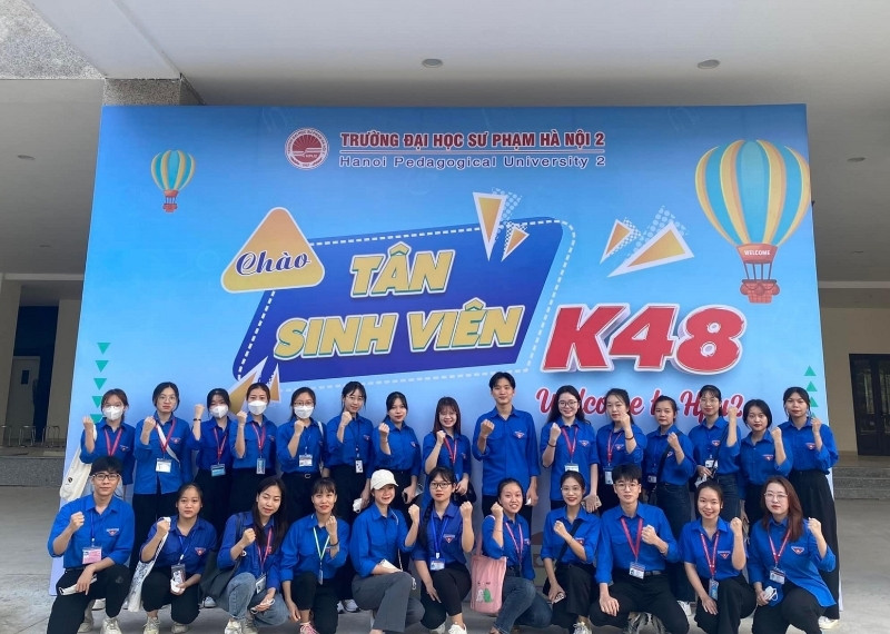 Backdrop ch&agrave;o mừng t&acirc;n sinh vi&ecirc;n trường Đại học Sư Phạm