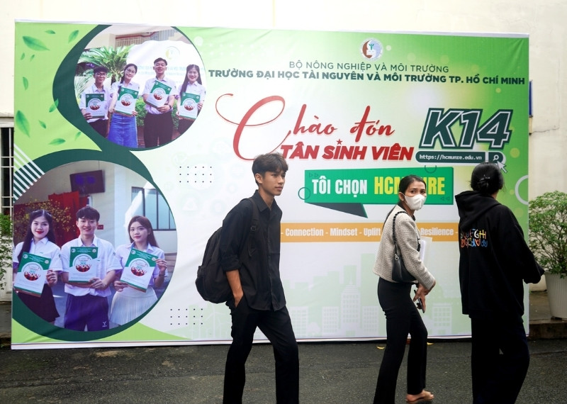Backdrop ch&agrave;o mừng t&acirc;n sinh vi&ecirc;n trường Đại học T&agrave;i Nguy&ecirc;n v&agrave; M&ocirc;i Trường