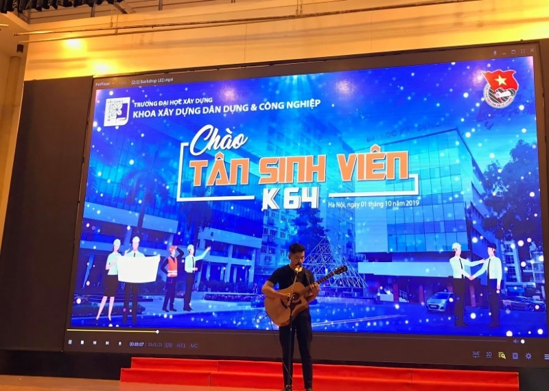 Backdrop ch&agrave;o mừng t&acirc;n sinh vi&ecirc;n trường Đại học x&acirc;y dựng
