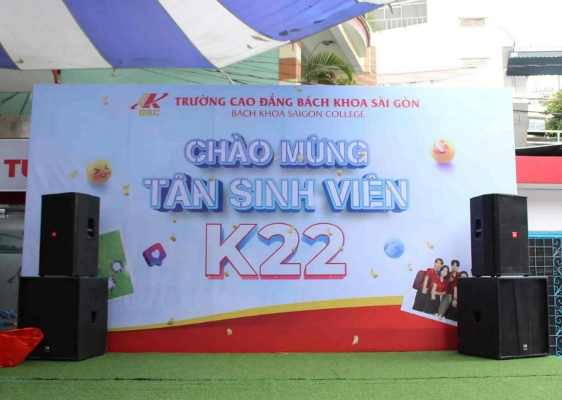 Backdrop ch&agrave;o mừng t&acirc;n sinh vi&ecirc;n trường B&aacute;ch Khoa