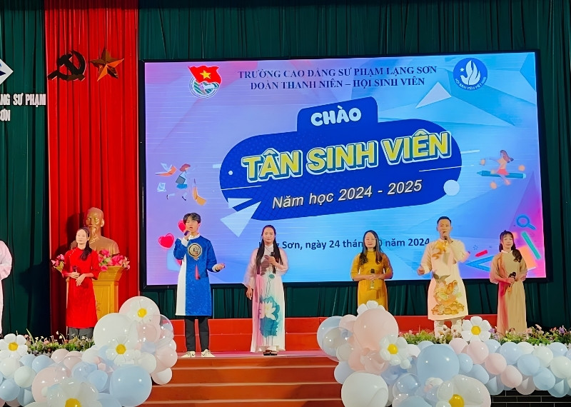 Backdrop ch&agrave;o mừng t&acirc;n sinh vi&ecirc;n trường Lạng Sơn