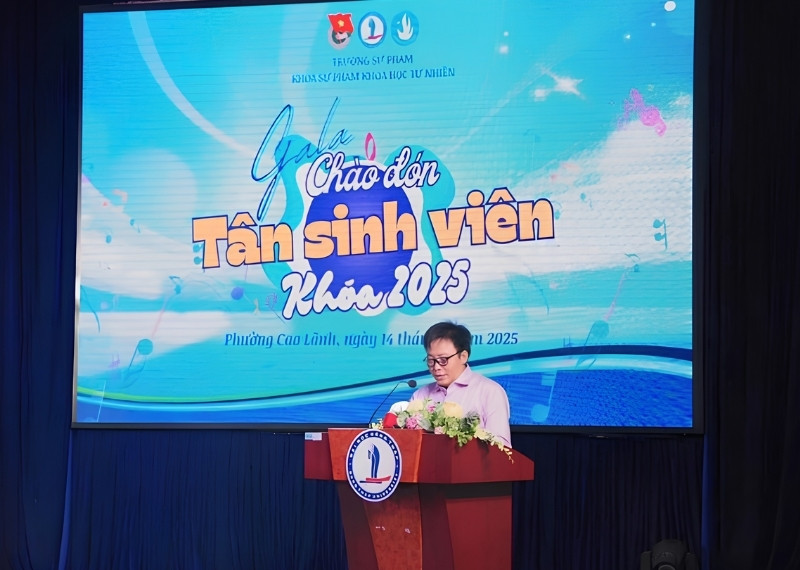 Backdrop ch&agrave;o mừng t&acirc;n sinh vi&ecirc;n trường Khoa Học Tự Nhi&ecirc;n