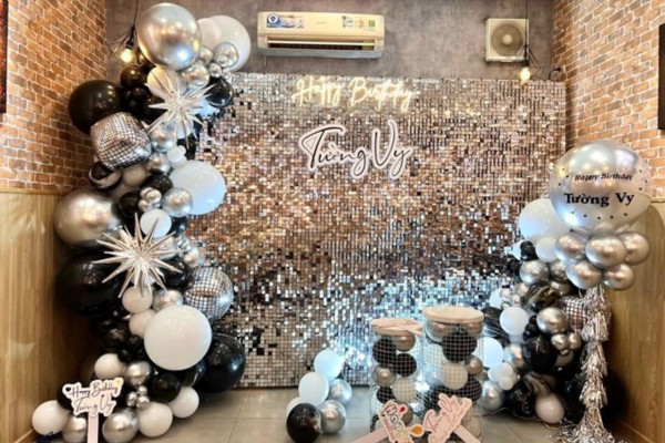 backdrop check in ốp kim sa