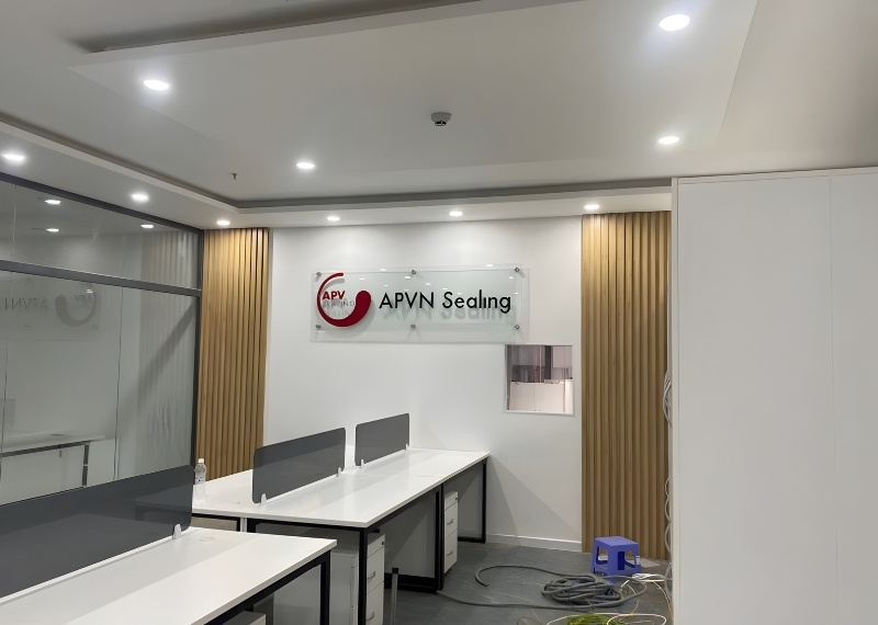 V&aacute;ch logo c&ocirc;ng ty khu vực l&agrave;m việc của nh&acirc;n vi&ecirc;n