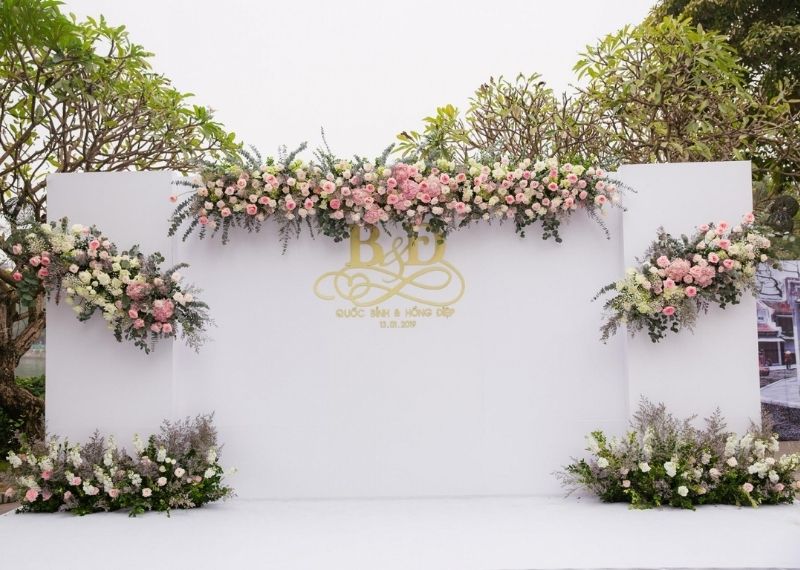Backdrop đ&aacute;m cưới đơn giản sang trọng