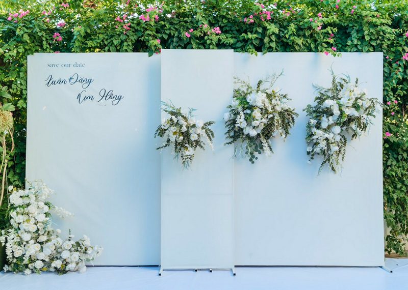 Backdrop đám cưới kèm hoa tươi tinh tế