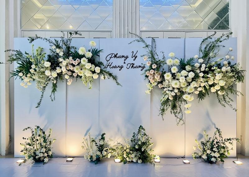 Backdrop đ&aacute;m cưới kết hợp hoa tươi