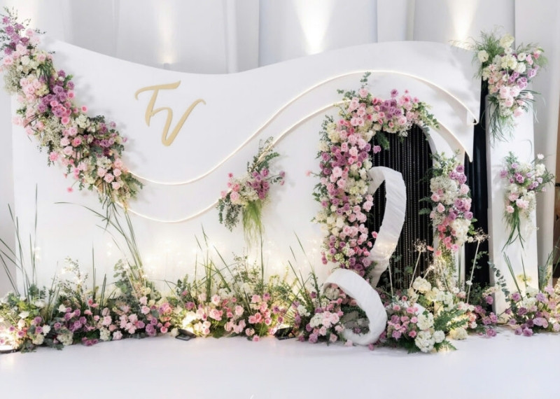 Backdrop đ&aacute;m cưới mix hoa tươi đơn giản