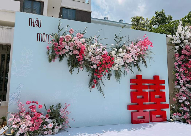 Backdrop trang trí đám cưới kèm hoa tươi