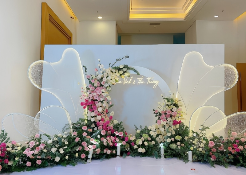 Mẫu backdrop đám cưới sang trọng