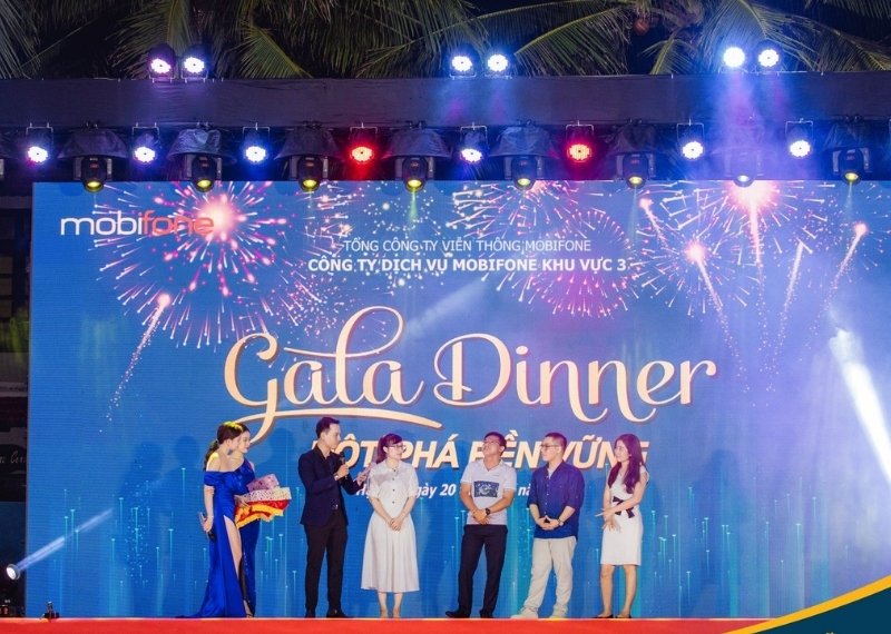 backdrop gala dinner mobifone