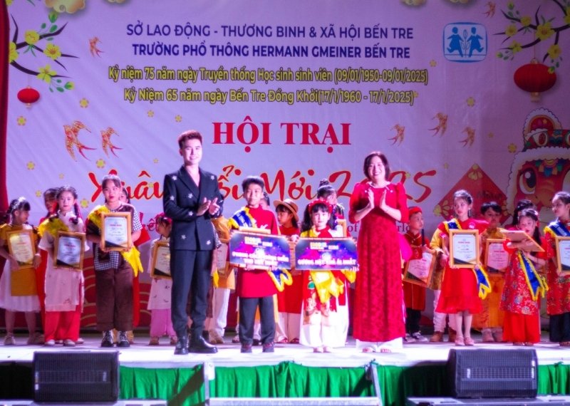 Backdrop hại trại xu&acirc;n truyền thống
