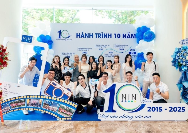 Backdrop kỷ niệm 10 năm th&agrave;nh lập c&ocirc;ng ty