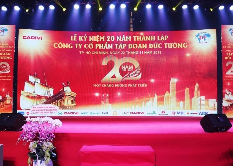 Backdrop kỷ niệm 20 năm th&agrave;nh lập c&ocirc;ng ty