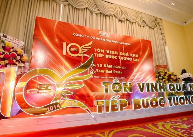 Backdrop kỷ niệm th&agrave;nh lập c&ocirc;ng ty S&agrave;i G&ograve;n Express