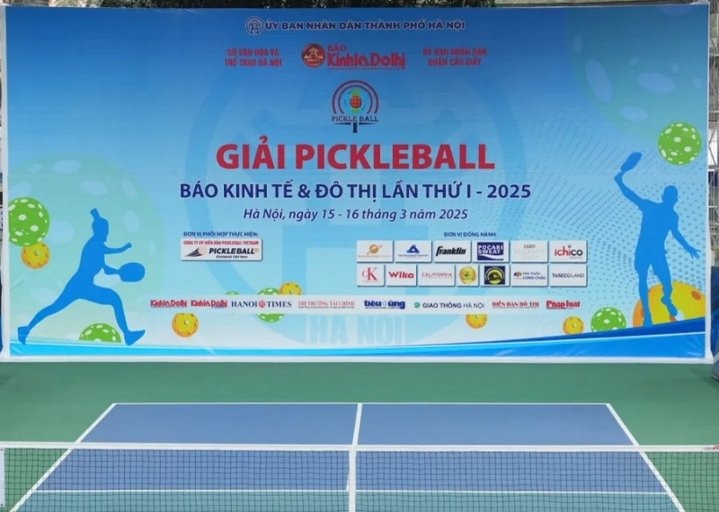 Backdrop giải pickleball b&aacute;o Kinh Tế