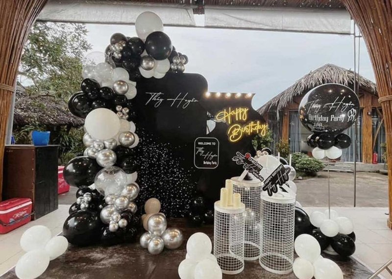 Ph&ocirc;ng nền sinh nhật đen huyền b&iacute;