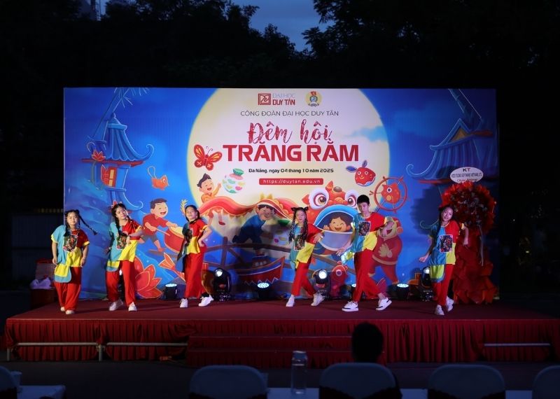 Backdrop đ&ecirc;m hội trăng rằm Đại Học Duy T&acirc;n