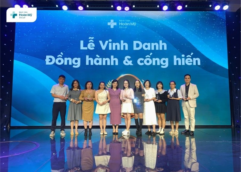 backdrop vinh danh bệnh viện Ho&agrave;n Mỹ