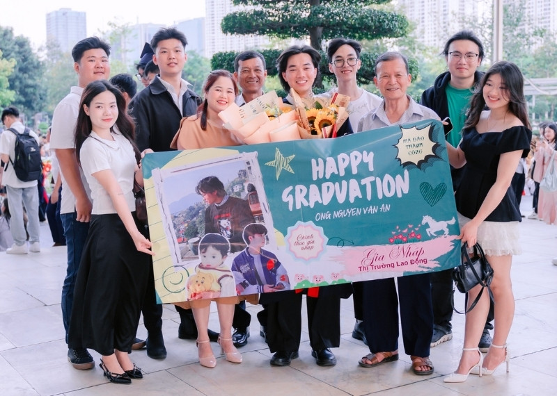 mau-bang-ron-tot-nghiep-doc-dao-sang-tao