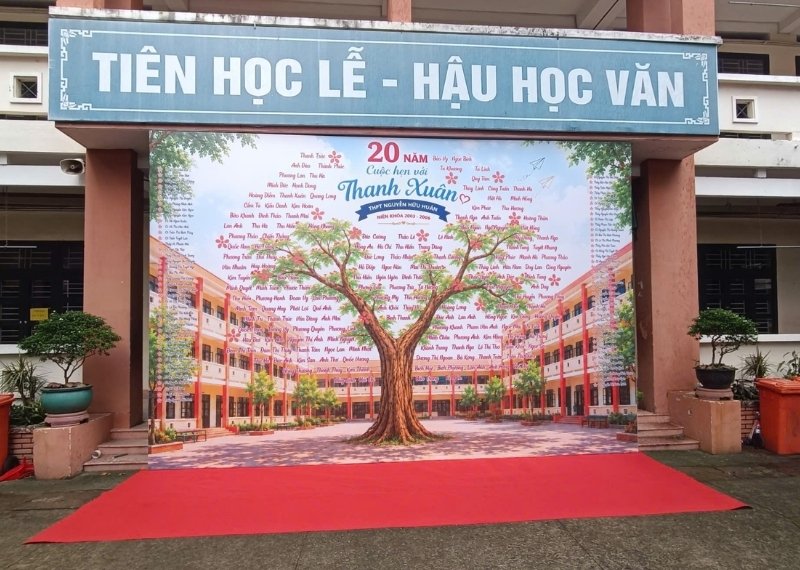 Backdrop ra trường Nguyễn Hữu Huân cổng trước