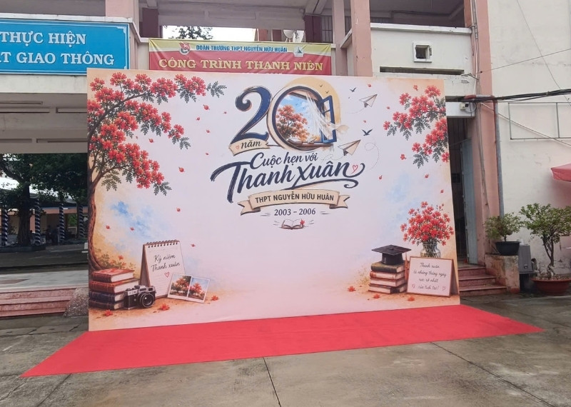 Backdrop kỷ niệm ra trường Nguyễn Hữu Huân