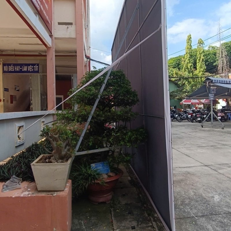 Hình ảnh mặt sau backdrop cổng sau
