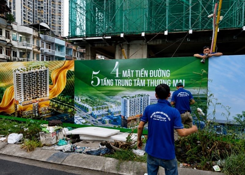 Đội thợ thi công bắt đầu căn chỉnh