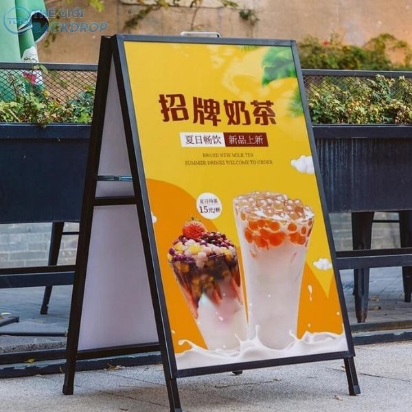 mẫu standee 2 mặt tr&agrave; sữa