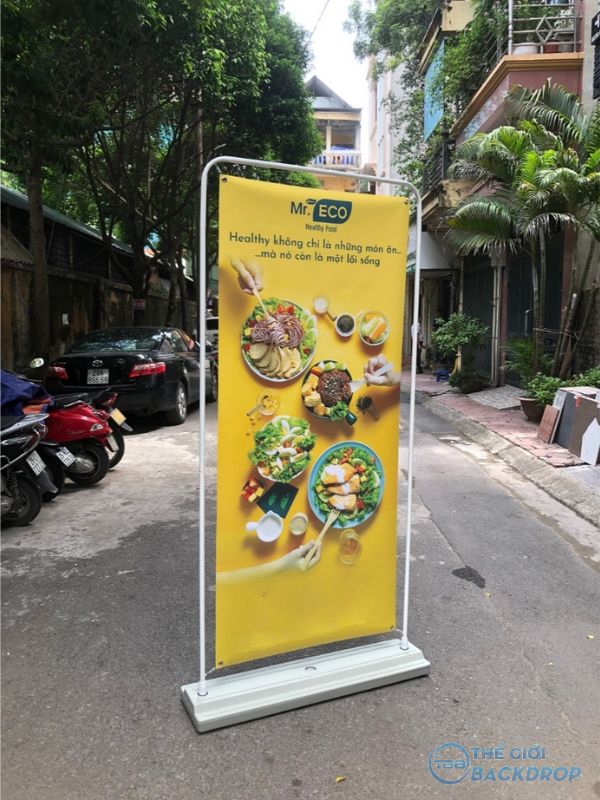 Standee đế nước kiểu cửa chống gi&oacute;