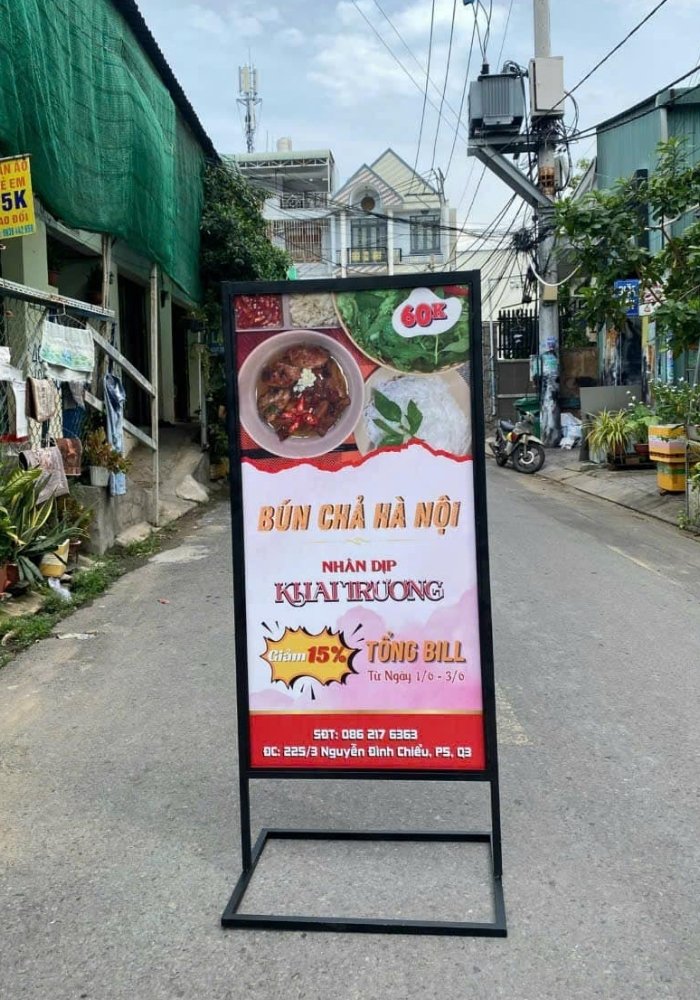Standee ch&acirc;n sắt b&uacute;n chả