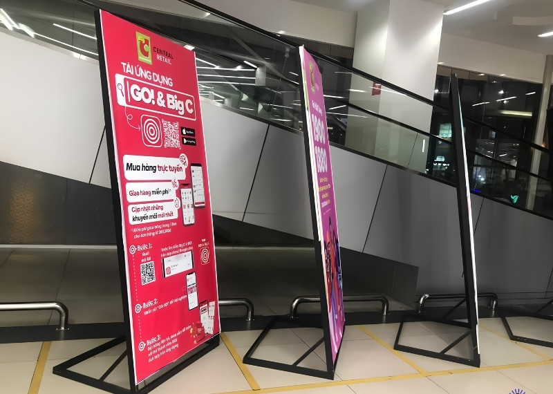 Standee ch&acirc;n sắt Hiflex