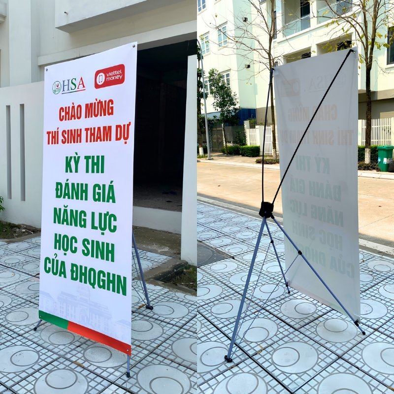 Standee ch&agrave;o mừng th&iacute; sinh thi đ&aacute;nh gi&aacute; năng lực