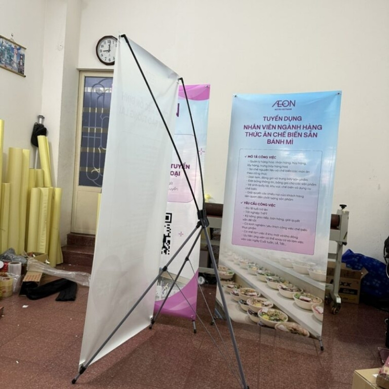 standee chữ X tuyển dụng