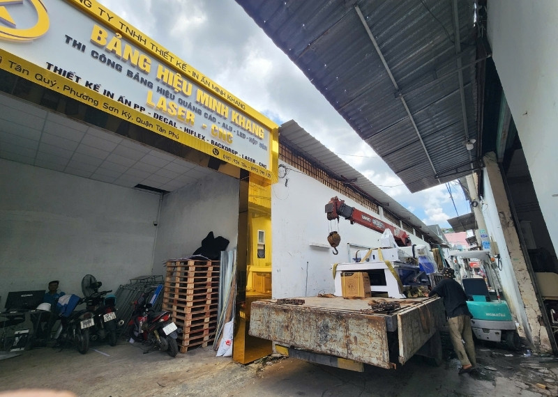 Đơn vị l&agrave;m standee cuốn nh&ocirc;m uy t&iacute;n