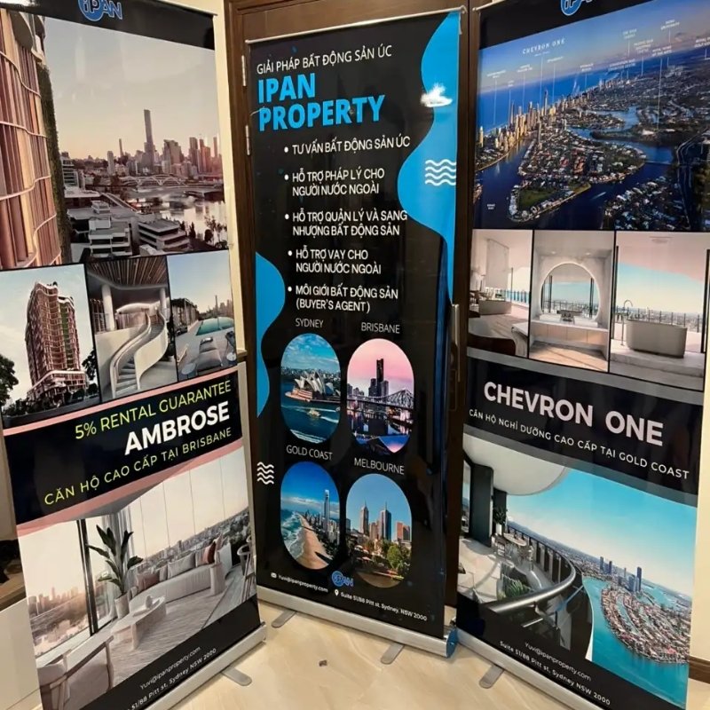 standee cuốn nh&ocirc;m bất động sản