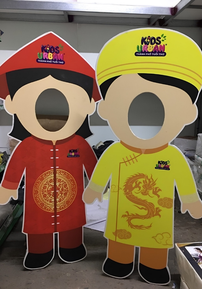 Standee h&igrave;nh người kho&eacute;t mặt