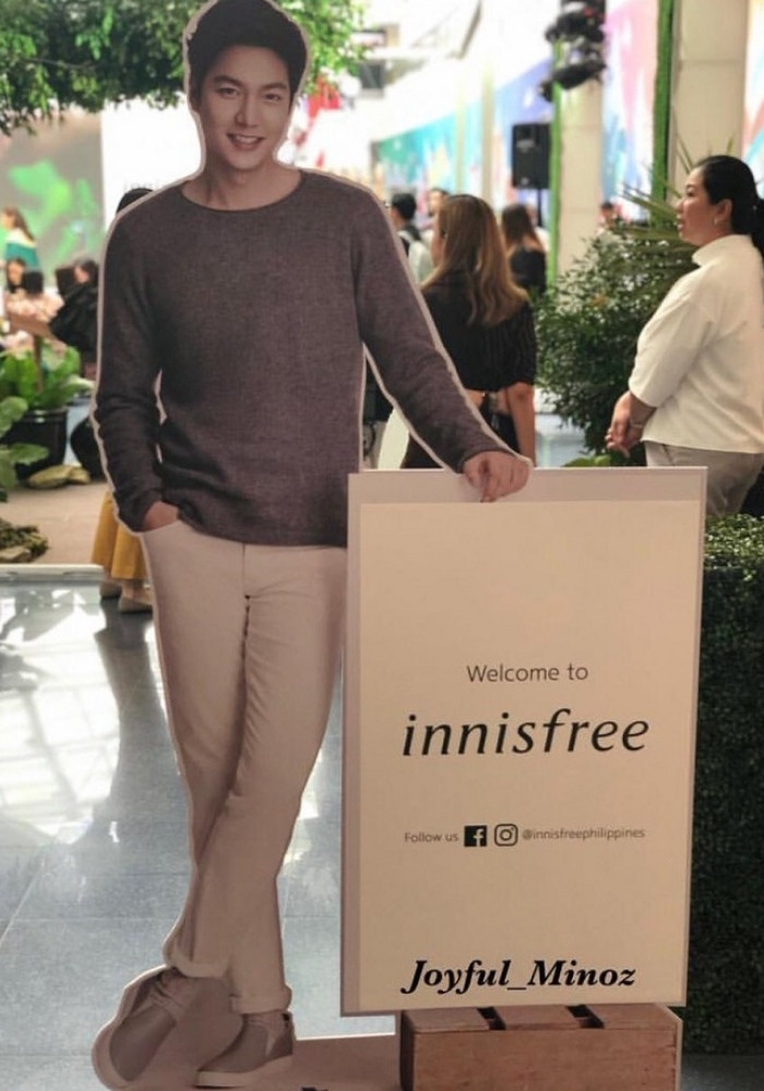 Standee h&igrave;nh người quảng c&aacute;o Innisfree