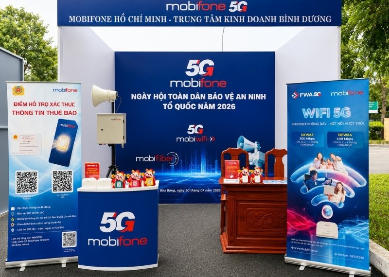 Standee cuốn nh&ocirc;m cho gian h&agrave;ng Mobifone