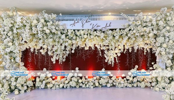 Backdrop trang trí bằng hoa tươi