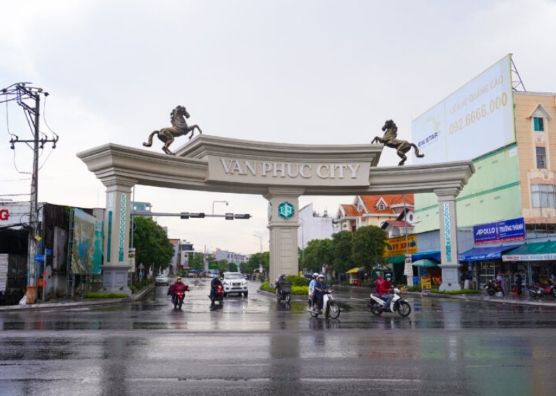 Cổng ch&agrave;o khu đ&ocirc; thị Vạn Ph&uacute;c City