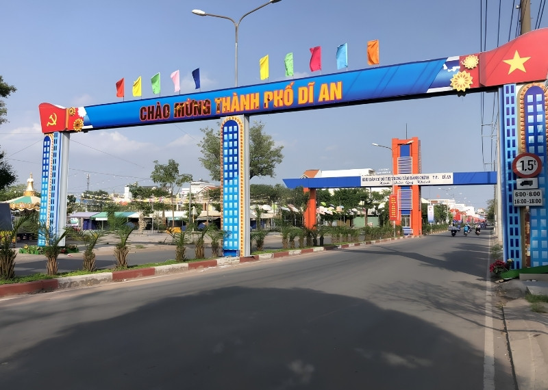 Cổng ch&agrave;o th&agrave;nh phố Dĩ An