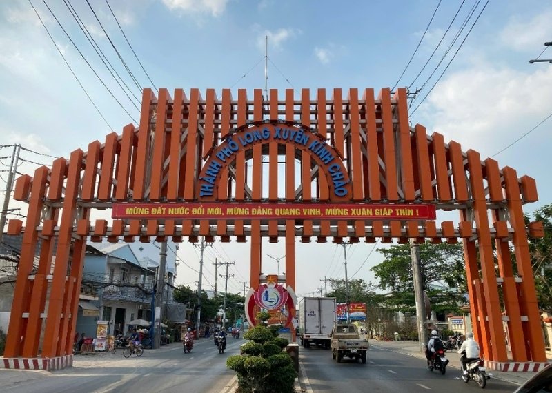Cổng ch&agrave;o th&agrave;nh phố Long Xuy&ecirc;n