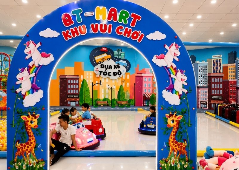 Cổng ch&agrave;o khu vui chơi QT Mart
