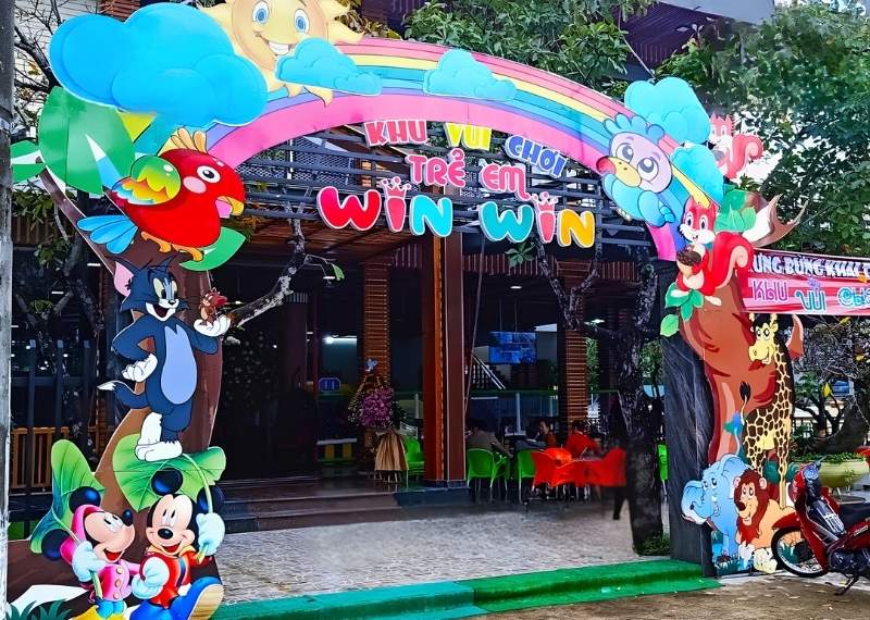 Cổng ch&agrave;o khu vui chơi trẻ em Win Win