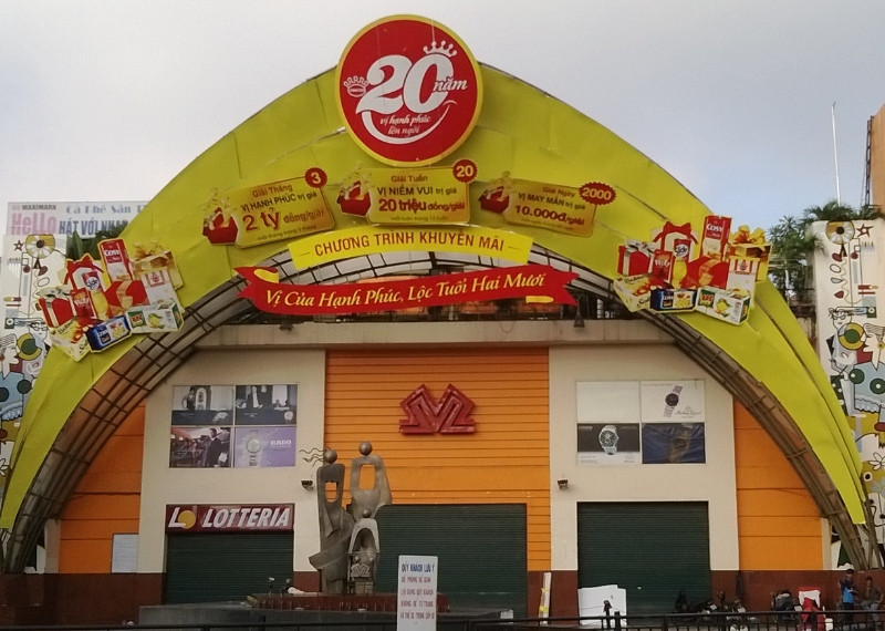 Cổng chào siêu thị brand Kinh Đô