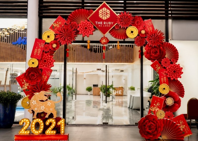 Cổng ch&agrave;o năm mới cho văn ph&ograve;ng c&ocirc;ng ty